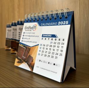 Calendário de Mesa Comercial 2025 Papel Offset Fosco 240g 13.5x13.5 cm Impressão Colorida (folhas) Base rígida com laminação - Dobrável Encadernação Wire-o 