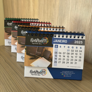 Calendário de Mesa Corporativo 2025 Folhas Internas Papel Offset 180g Base: 15.5 x 20 cm - 26 páginas Impressão Colorida. Base Rígida com laminação - Não dobra Encadernação Wire-o. 